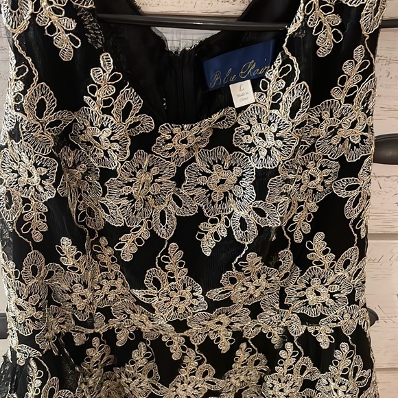 Francesca’s Black and Gold Embroidered Top - Picture 3 of 6